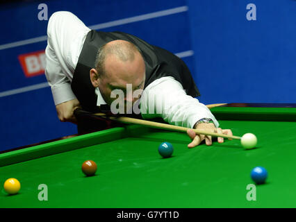 Stuart Bingham al tavolo nella partita finale contro Shaun Murphy durante il sedicesimo giorno dei Campionati Mondiali di Betfred al Crucible Theatre di Sheffield. Foto Stock