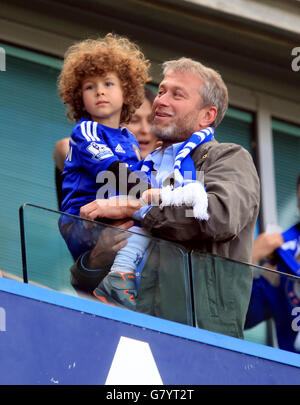 Roman Abramovich, proprietario di Chelsea, festeggia nelle tribune con suo figlio Aaron dopo aver ottenuto il titolo dopo la partita Barclays Premier League a Stamford Bridge, Londra. PREMERE ASSOCIAZIONE foto. Data immagine: Domenica 3 maggio 2015. Vedi PA storia CALCIO Chelsea. Il credito fotografico dovrebbe essere: Mike Egerton/PA Wire. Foto Stock