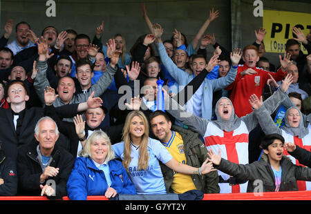 Calcio - Sky Bet League One - Crawley Town / Coventry City - Broadfield Stadium. I sostenitori di Coventry City festeggiano dopo il fischio finale contro Crawley Town. Foto Stock