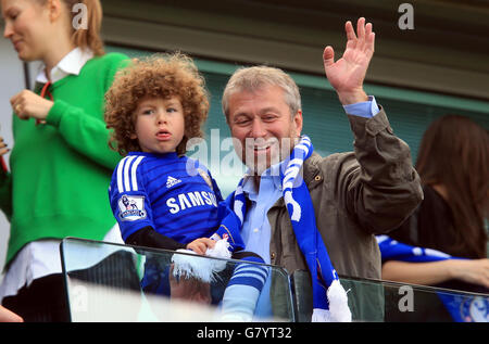 Roman Abramovich, proprietario di Chelsea, festeggia nelle tribune con suo figlio Aaron dopo aver ottenuto il titolo dopo la partita Barclays Premier League a Stamford Bridge, Londra. PREMERE ASSOCIAZIONE foto. Data immagine: Domenica 3 maggio 2015. Vedi PA storia CALCIO Chelsea. Il credito fotografico dovrebbe essere: Mike Egerton/PA Wire. Foto Stock