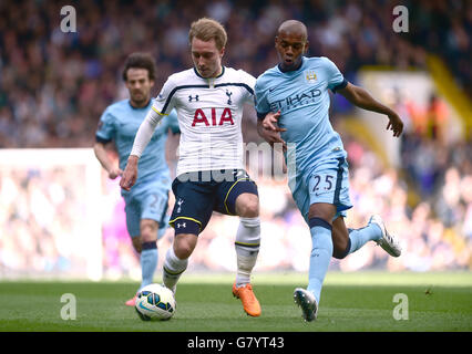 Christian Eriksen di Tottenham Hotspur (a sinistra) e Fernandinho di Manchester City combattono per la palla durante la partita della Barclays Premier League a White Hart Lane, Londra. PREMERE ASSOCIAZIONE foto. Data immagine: Domenica 3 maggio 2015. Vedi PA storia CALCIO Tottenham. Il credito fotografico dovrebbe essere: Adam Davy/PA Wire. Foto Stock