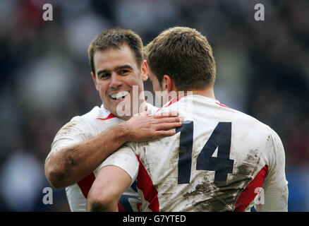 Charlie Hodgson in Inghilterra si congratula con Mark Cueto (no14) per il suo secondo prova Foto Stock