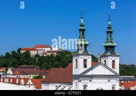 St Michel Church Brno paesaggio urbano, sfondo su una collina Castello di Spilberk Brno Repubblica Ceca Europa Moravia meridionale Foto Stock