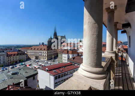 Vista della città, di Piazza Zelny Trh (mercato dei cavoli) e della cattedrale dalla torre di osservazione del Municipio della città Vecchia, del corridoio con balcone di Brno, Repubblica Ceca Foto Stock