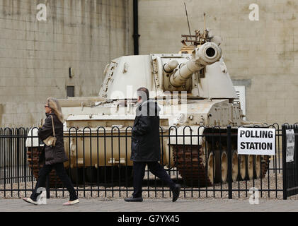 Un seggio al Royal Artillery Museum di Woolwich, a est di Londra, il giorno delle elezioni generali. Foto Stock