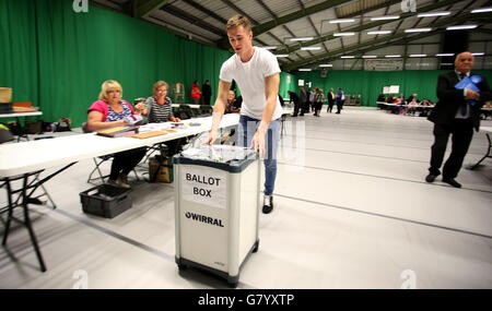 Persone che contano i voti al Wirral Tennis Center, Bidston, Wirral durante il Conte Generale delle elezioni. Foto Stock