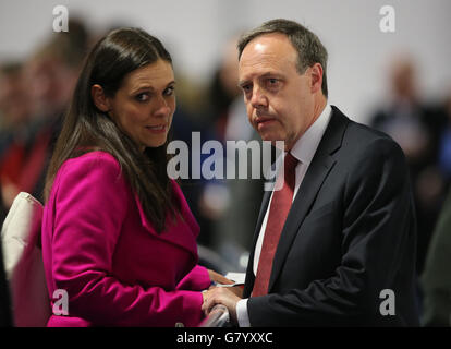 Il vice leader del DUP Nigel Dodds parla con la figlia del leader del Partito Peter Robinson Rebekah, poiché contare nelle elezioni generali sta per iniziare alla Kings Hall di Belfast. Foto Stock