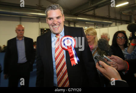 Candidato DUP per East Belfast Gavin Robinson arriva come contare nelle elezioni generali si sta avviando alla Kings Hall di Belfast. Foto Stock