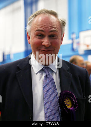 Candidato UKIP per North Warwickshire William Cash al Coleshill Leisure Centre di Coleshill alle elezioni generali del 2015. Foto Stock