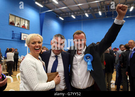 Il candidato conservatore Craig Tracey (al centro) celebra la vittoria dell'elezione del North Warwickshire con la moglie Karen e il membro uscente del parlamento Dan Byles al Coleshill Leisure Centre di Coleshill nelle elezioni generali del 2015. Foto Stock