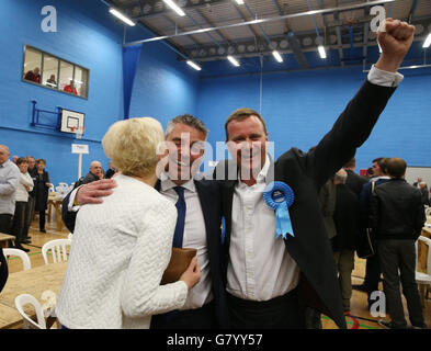 Il candidato conservatore Craig Tracey (al centro) celebra la vittoria dell'elezione del North Warwickshire con la moglie Karen e il membro uscente del parlamento Dan Byles al Coleshill Leisure Centre di Coleshill nelle elezioni generali del 2015. Foto Stock