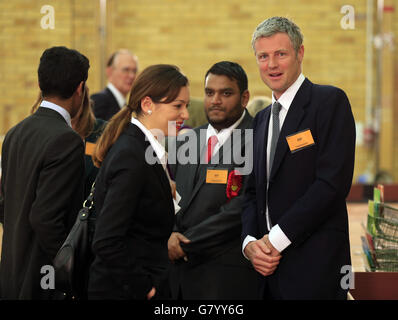 Zac Goldsmith (a destra) partecipa al conteggio delle circoscrizioni parlamentari di Richmond Park e Twickenham, tenuto al Richmond upon Thames College, Richmond. Foto Stock