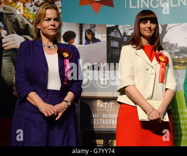 Victoria Ayling, candidato UKIP (a sinistra) si trova accanto a Melanie Onn, candidato laburista per il Grande Grimsby, dopo che il Labor ha vinto il seggio all'Auditorium Grimsby. Foto Stock