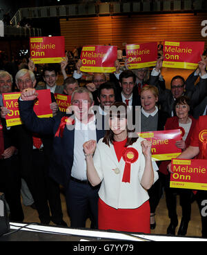 I sostenitori del lavoro festeggiano dopo Melanie Onn, candidato laburista per il Grande Grimsby vince il seggio dopo il conte all'Auditorium Grimsby. Foto Stock