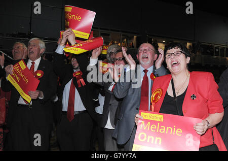 I sostenitori del lavoro festeggiano dopo che Melanie Onn, candidato laburista per il Grande Grimsby vince il seggio all'Auditorium Grimsby. Foto Stock