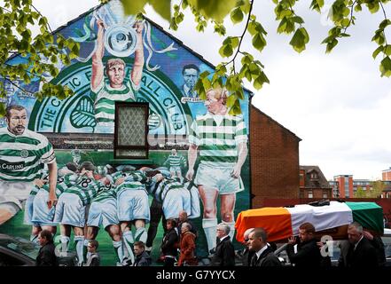 La bara di Gerard 'Jock' Davison, un ex comandante dell'IRA, è condotta su friendly Street, Belfast. Foto Stock