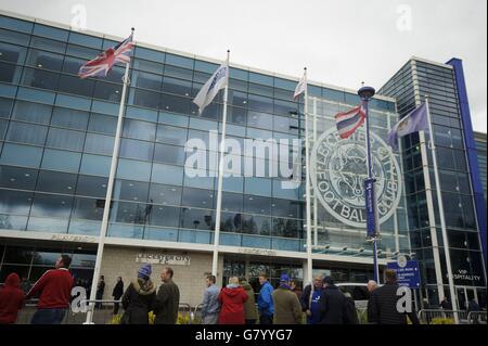 I fan aspettano che i giocatori arrivino prima della partita della Barclays Premier League al King Power Stadium di Leicester. Foto Stock