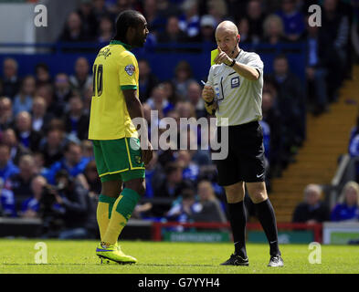 L'arbitro Anthony Taylor (a destra) mostra il Cameron Jerome di Norwich (a sinistra) la carta gialla durante il Campionato Sky Bet, Play Off Semifinale, prima tappa a Portman Road, Ipswich. Foto Stock