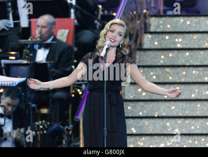 Katherine Jenkins si esibisce al VE Day 70: Un concerto Party to Remember sulla Horse Guards Parade, Whitehall, Londra. Foto Stock