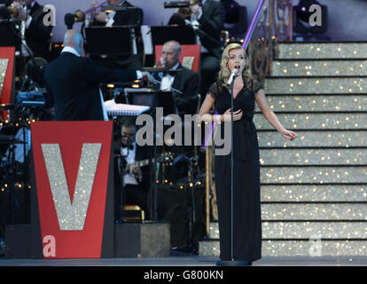 Katherine Jenkins durante il VE Day 70: Un concerto Party to Remember sulla Horse Guards Parade, Whitehall, Londra. Foto Stock