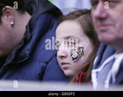 Calcio - Barclays Premier League - Hull City / Burnley - KC Stadium. Un giovane fan di Hull City indossa la vernice facciale nel supporto Foto Stock