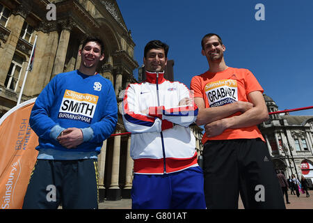 Gli alti saltatori britannici David Smith (a sinistra) e Robbie Grabarz (a destra) con il coach Fuzz Ahmed (al centro) durante una sessione di allenamento aperta a Victoria Square, Birmingham. Foto Stock