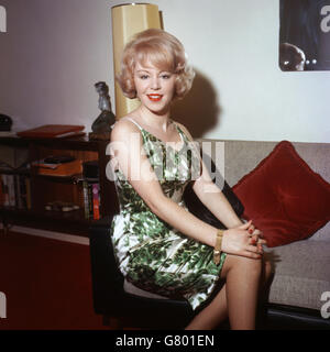 La cantante Kathy Kirby, mostrata nel suo appartamento Mayfair a Londra. Foto Stock