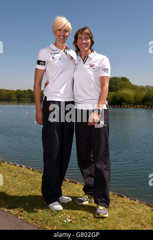 Katherine Grainger (a destra) della Gran Bretagna e il suo partner di Double Scull Victoria Thornley posano per una fotografia dopo una sessione di allenamento al National Training Center di Caversham. Foto Stock