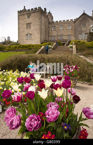 Regno Unito, Cumbria, Kendal Sizergh, casa ancestrale alla famiglia Strickland, la casa e il giardino in primavera Foto Stock