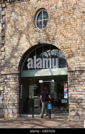 Regno Unito, Cumbria, Kendal Museum of Lakeland Life, ingresso, uomo di entrare Foto Stock