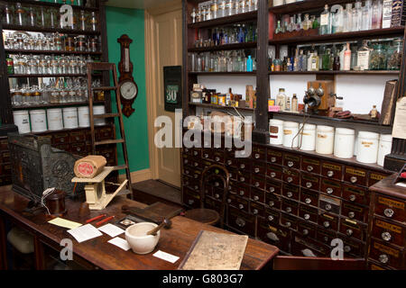 Regno Unito, Cumbria, Kendal Museum of Lakeland Life, James Irvine la farmacia interno Foto Stock