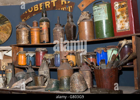 Regno Unito, Cumbria, Kendal Museum of Lakeland Life, barattoli, bottiglie e barattoli sul pittore e decoratore di ripiani Foto Stock