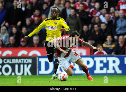 Moses Odubajo di Brentford (a sinistra) e Lee Tomlin di Middlesbrough combattono per la palla durante lo Sky Bet Championship, la semifinale Play-Off, seconda tappa allo stadio Riverside di Middlesbrough. Foto Stock