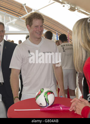 Il Cloud, Auckland il principe Harry ha incontrato e ha giocato a calcio con gli alunni della scuola in un evento per promuovere la FIFA U-20 World Cup, ospitato dalla Nuova Zelanda nel maggio/giugno 2015. Alla fine della manifestazione, il principe Harry ha incontrato i membri del pubblico fuori sede. Immagine: Arthur Edwards Foto Stock