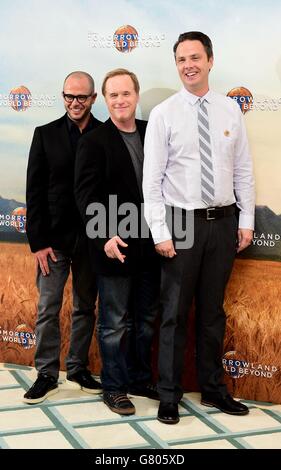 (Sinistra-destra) Jeff Jensen, Brad Bird e Damon Lindelof durante una fotocellula per il nuovo film Tomorrowland: A World Beyond al Claridges Hotel di Londra. Foto Stock