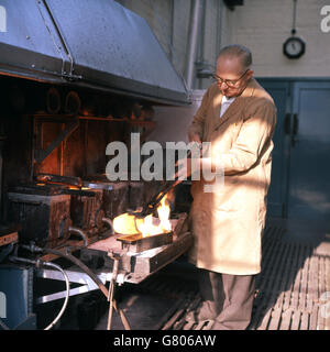 Industria - George M Whiley Oro e Argento fruste - Whitfield Street, Londra Foto Stock