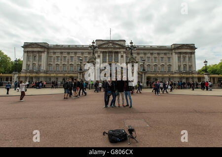 Una visione generale dei turisti che scattano una fotografia fuori da Buckingham Palace, Londra, la residenza e il luogo di lavoro principale della monarchia del Regno Unito. Foto Stock