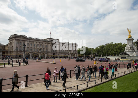 Una visione generale dei turisti al di fuori di Buckingham Palace, Londra, la residenza e il luogo di lavoro principale della monarchia del Regno Unito. Foto Stock