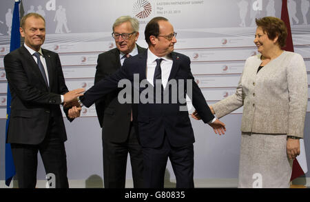 Il presidente francese Francois Hollande (seconda destra) è accolto sul palco dal presidente della Commissione europea Jean Claude Juncker (seconda sinistra), accanto al presidente del Consiglio europeo Donald Tusk (prima sinistra) e al primo ministro lettone Laimdota Straujuma, in quanto i leader si riuniscono oggi al vertice del partenariato orientale a riga, Lettonia. Foto Stock