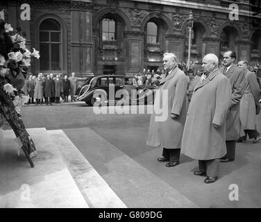 Il maresciallo Nikolai Bulganin (a sinistra), presidente del Consiglio dei ministri dell'URSS, e Nikita Khrushchev, primo segretario del Partito comunista sovietico, si levano in silenzio in tributo al Cenotafio di Whitehall dopo la deposizione di una corona. Foto Stock