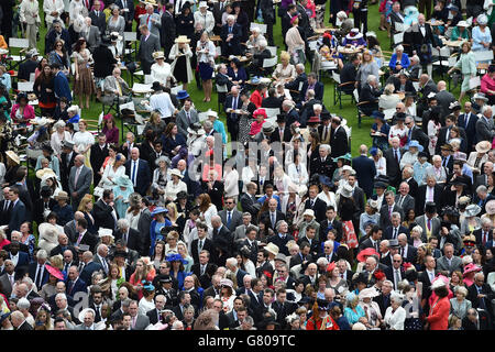 Gli ospiti che partecipano a una festa in giardino che si tiene a Buckingham Palace, nel centro di Londra. Foto Stock