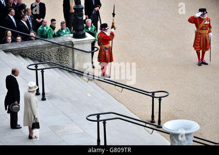 La regina Elisabetta II (in basso a destra) e il duca di Edimburgo (in basso a sinistra) partecipano a una festa in giardino che si tiene a Buckingham Palace, nel centro di Londra. Foto Stock