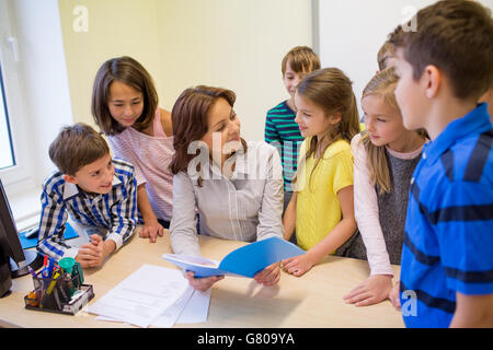 Un gruppo di ragazzi in età scolare con insegnante in classe Foto Stock