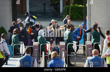 I membri del MCC che hanno fatto la fila fin dalle prime ore di questa mattina si affrettano a aprire le porte al campo di cricket di Lord prima del primo giorno del test match di Investec a Lord's, Londra. Foto Stock