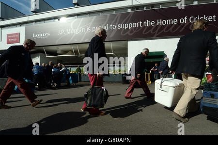 I membri del MCC che hanno fatto la fila fin dalle prime ore di questa mattina si affrettano a aprire le porte al campo di cricket di Lord prima del primo giorno del test match di Investec a Lord's, Londra. Foto Stock