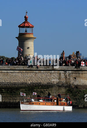 Le piccole navi lasciano il porto di Ramsgate a Kent per salpare per Dunkerque, in Francia, per il 75° anniversario dell'operazione Dynamo. Foto Stock