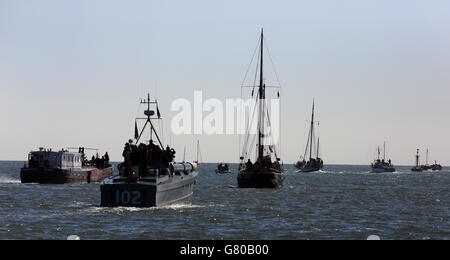 Le piccole navi lasciano il porto di Ramsgate a Kent per salpare per Dunkerque, in Francia, per il 75° anniversario dell'operazione Dynamo. Foto Stock