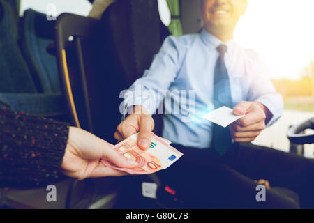 Chiusura del conducente di bus la vendita di biglietto per passeggero Foto Stock