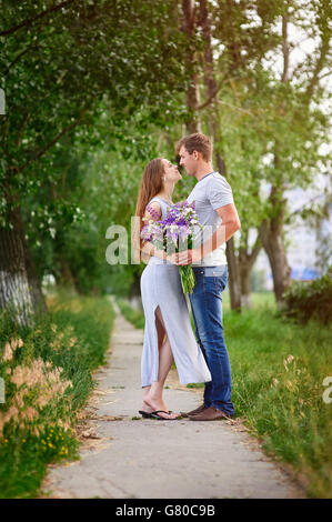 Ritratto di giovane elegante moda giovane nel campo cerca su ogni altro Foto Stock