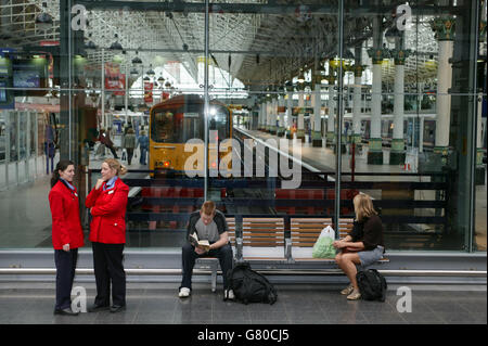 I treni passeggeri e personale in questo studio a Manchester Piccadilly Station. Foto Stock